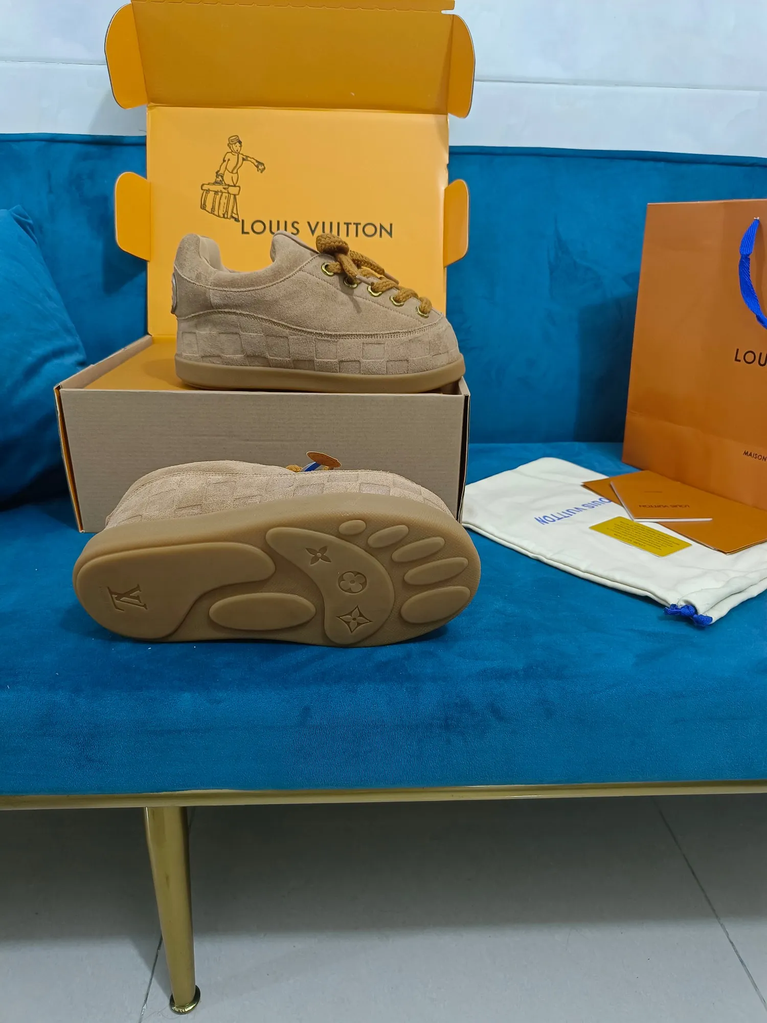👟👟Ex-factory price 640👟👟 LV YETI slip-on shoes, based on suede cow leather, partially embossed with Nigo's reinterpretation of LV Damier pattern, cleverly echoing the Chinese tradition of taking off shoes when entering the house, and the "small feet" aesthetic is integrated into Chinese street genes. The palm-printed rubber outsole hides the LV letters and Monogram flowers. The exquisite craftsmanship made in Italy shows the brand's heritage in a comfortable slip-on style. The reservation mode adds a unique style, it is traditional and trendy, and it is suitable for couples aged 35-45.